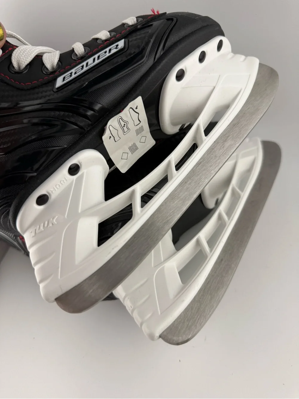 Bauer NS Youth Hockey Skates Size 9Y - Excellent Condition with Pink Soakers